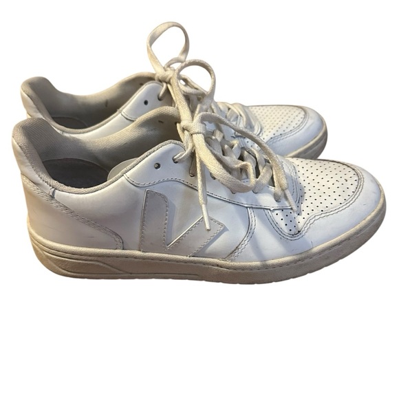 Veja V-10 Sneaker in White Size 8 - Picture 2 of 5